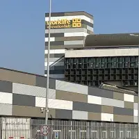 Parte del edificio revestida con paneles de malla pintada