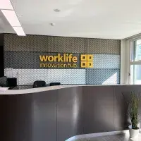 La chapa estirada en el diseño de interiores de las oficinas